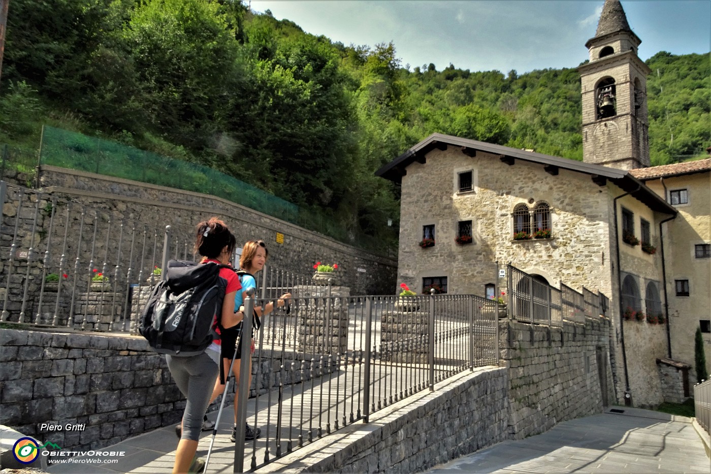 25 Dopo un'oretta di facile salita siamo al Santuario del Perello (912 m).JPG